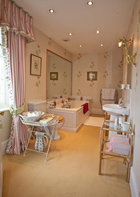 Brunton Farmhouse Hotel Collingbourne Kingston Exterior photo